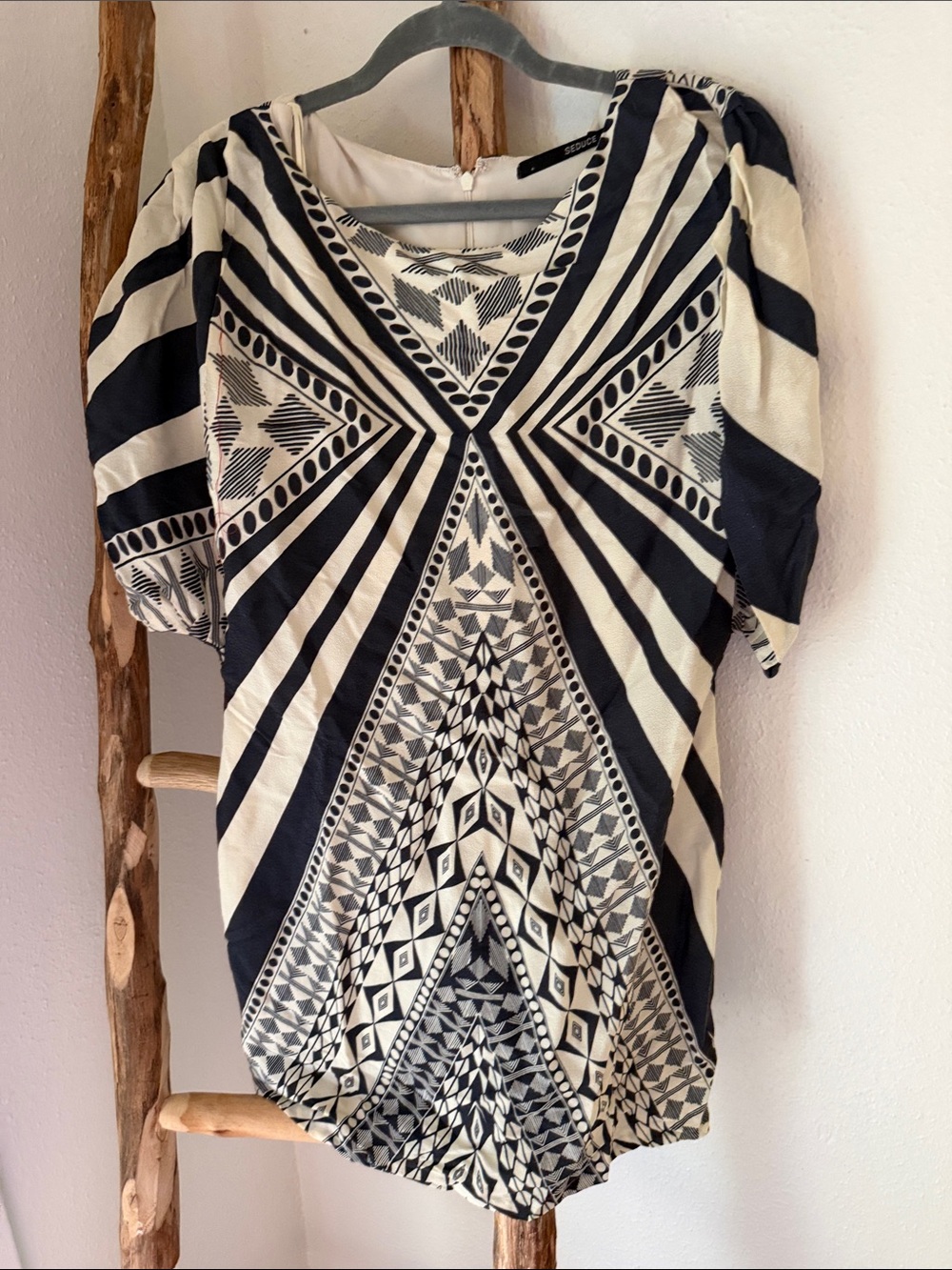 SEDUCE Black Grey and Cream Geometric Print Puff-Sleeve Mini Dress or Tunic 4